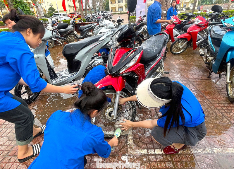 Bạn trẻ xứ Nghệ rửa xe, bán cà phê gây quỹ từ thiện