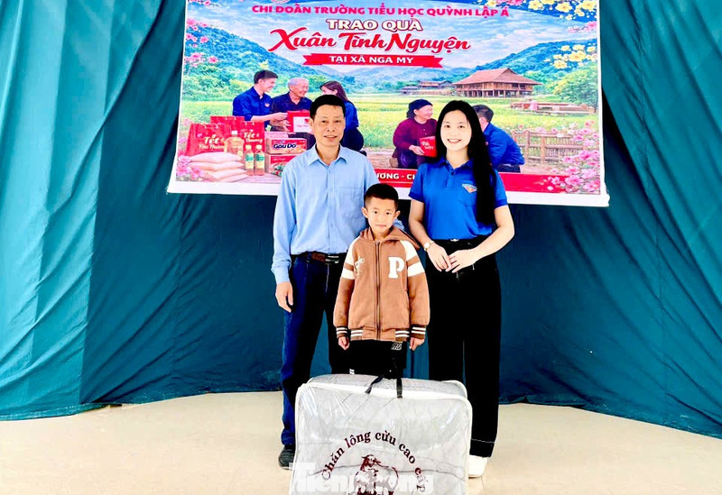 Bạn trẻ xứ Nghệ rửa xe, bán cà phê gây quỹ từ thiện