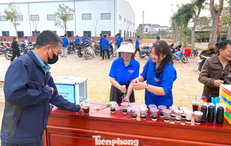 Bạn trẻ xứ Nghệ rửa xe, bán cà phê gây quỹ từ thiện