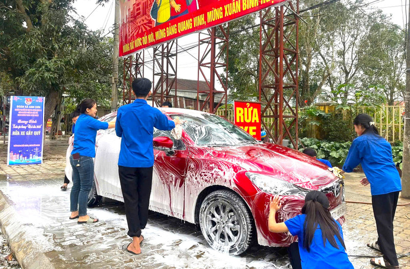 Bạn trẻ xứ Nghệ rửa xe, bán cà phê gây quỹ từ thiện