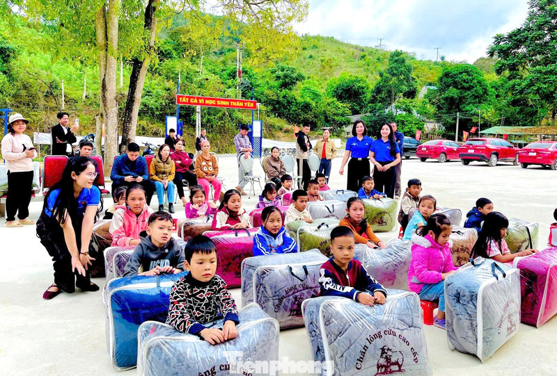 Bạn trẻ xứ Nghệ rửa xe, bán cà phê gây quỹ từ thiện