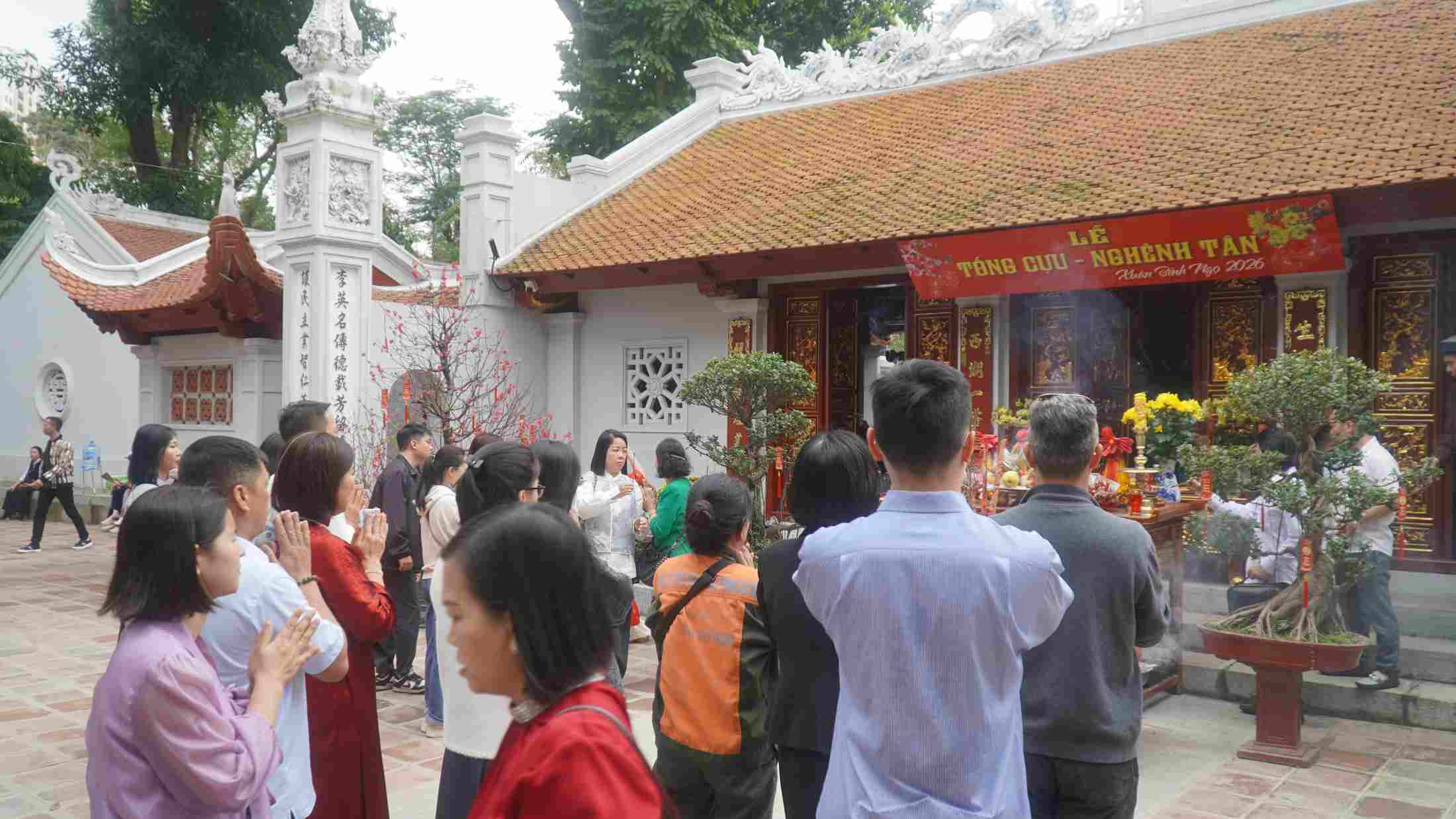 Đền Voi Phục thu hút đông người đến làm lễ khai hạ