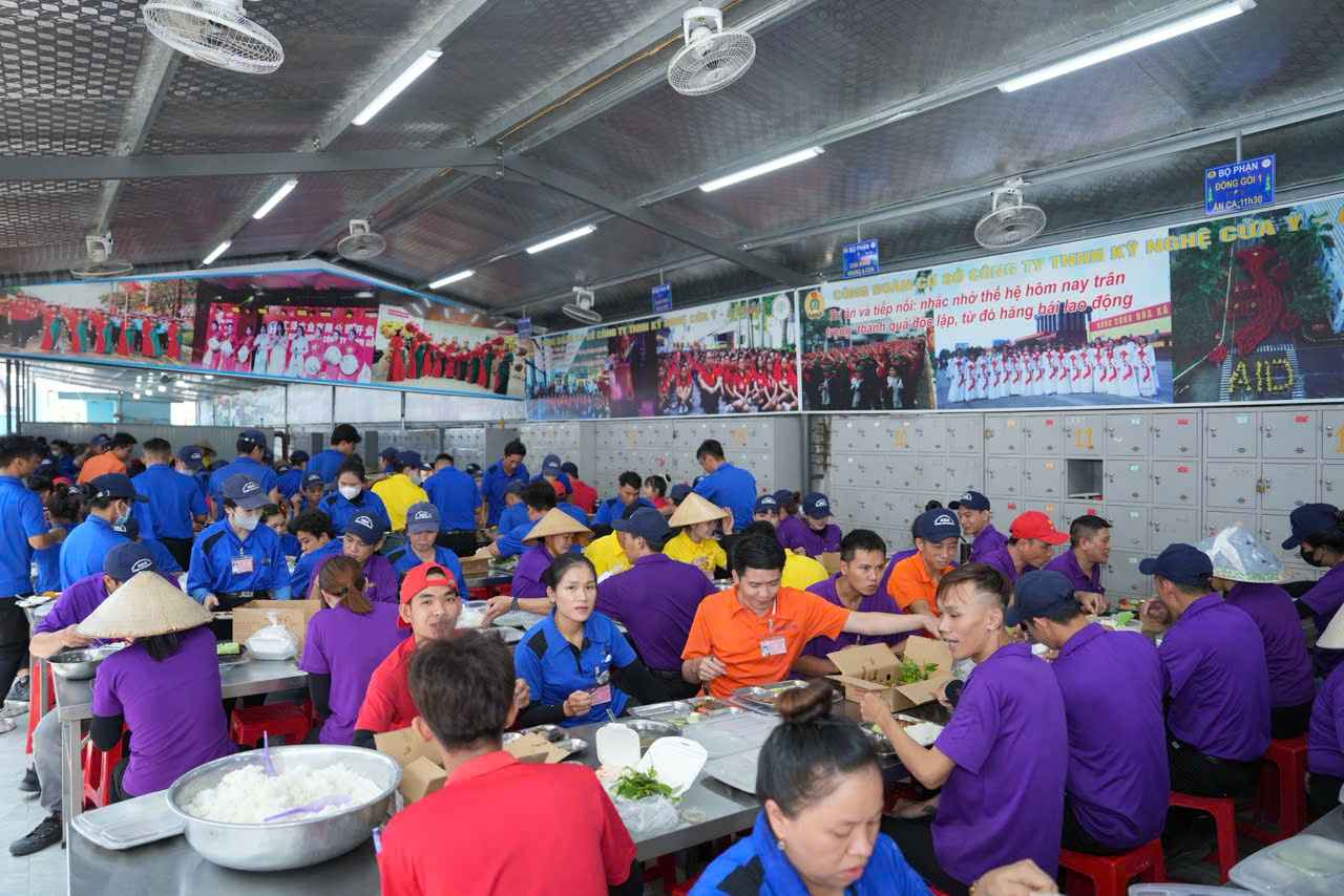 Bữa cơm Công đoàn được tổ chức mỗi tháng 1 lần cho hơn 1.000 công nhân