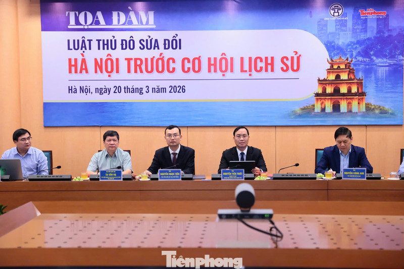 Nhiều đại biểu, chuyên gia, đại diện doanh nghiệp tham gia tọa đàm do Báo Tiền Phong phối hợp cùng UBND TP Hà Nội tổ chức.