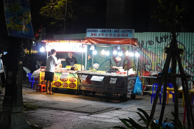 Hàng rong vẫn 'tung hoành' trên đường du lịch ven biển Đà Nẵng