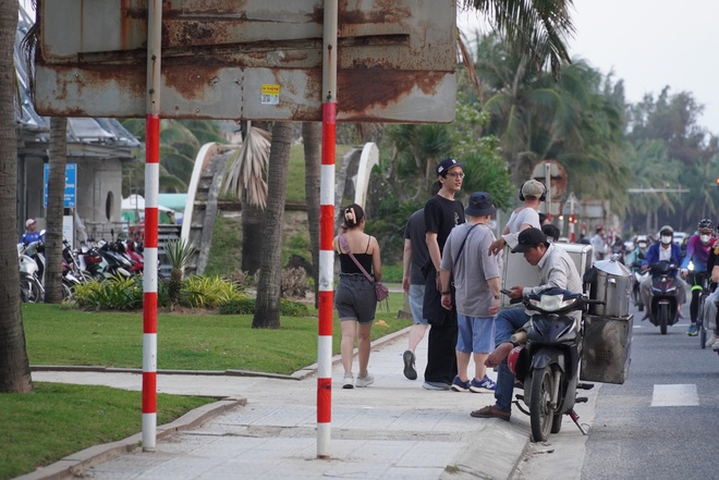 Hàng rong vẫn 'tung hoành' trên đường du lịch ven biển Đà Nẵng