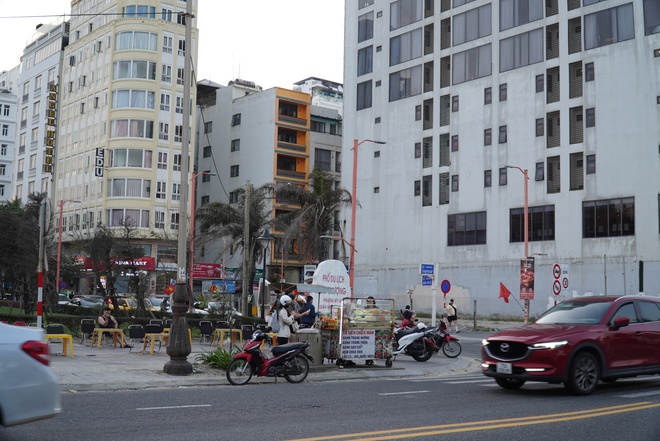 Hàng rong vẫn 'tung hoành' trên đường du lịch ven biển Đà Nẵng