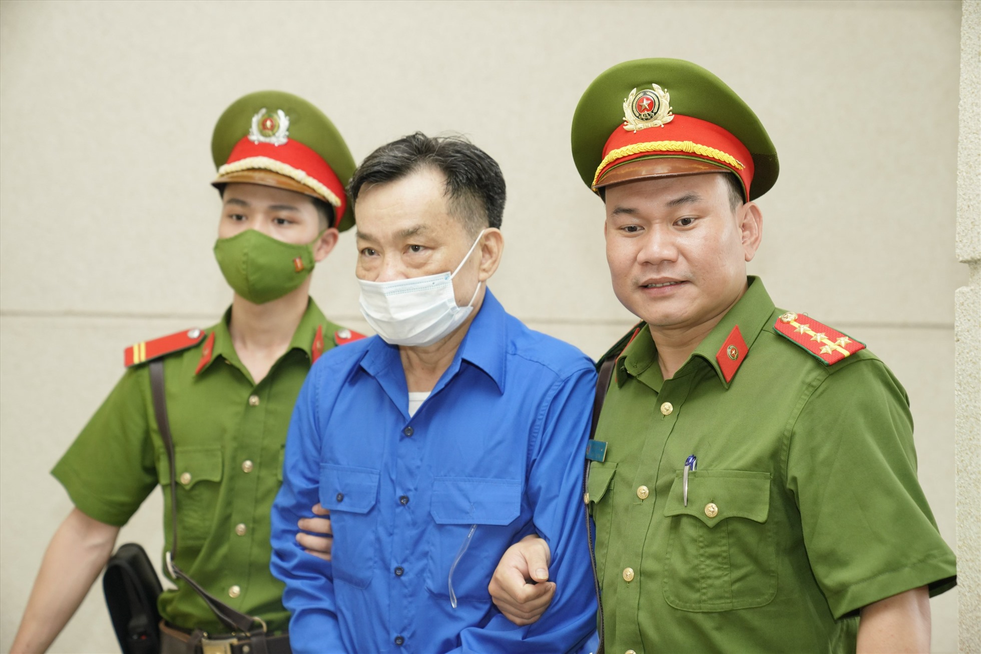 Cựu Chủ tịch tỉnh Bình Thuận cùng đồng phạm bị dẫn giải vào toà