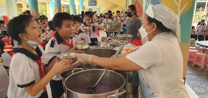 TP.HCM khảo sát hài lòng của học sinh về bữa ăn bán trú