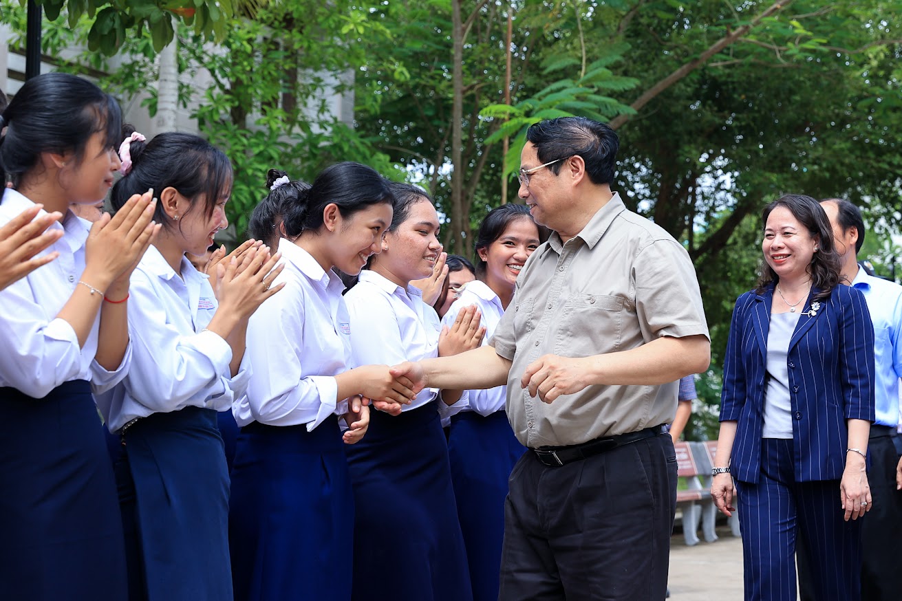Thủ tướng Phạm Minh Chính thăm trường Phổ thông Dân tộc nội trú THPT An Giang