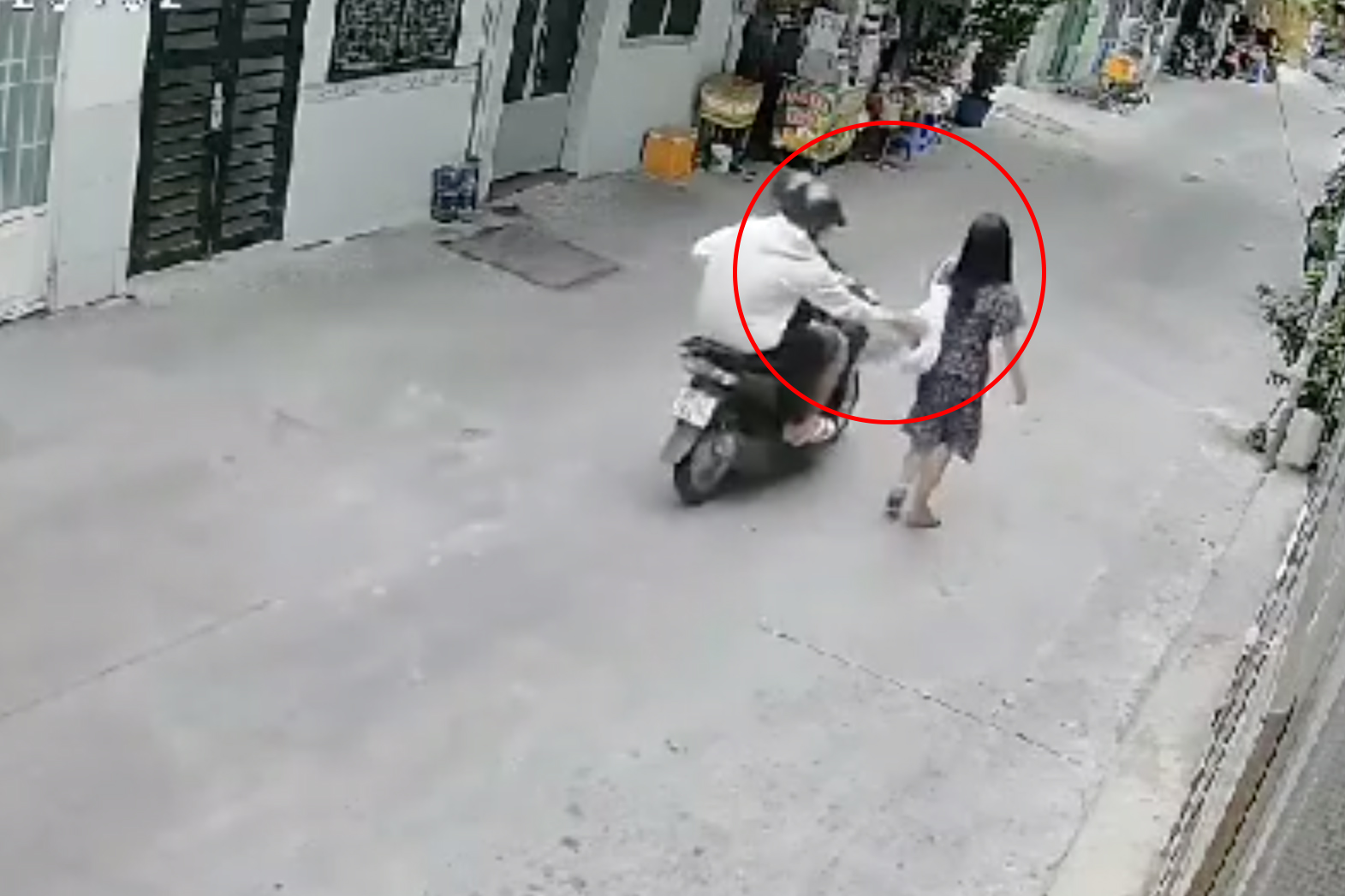 Camera ghi cảnh người phụ nữ bị giật túi xách trong 1 giây ở TPHCM