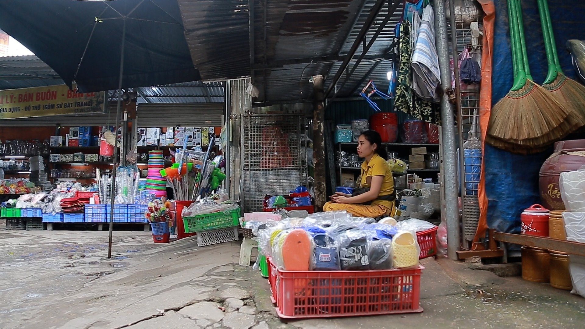 Kỳ lạ chợ ở Hà Nội chỉ thấy người bán, hiếm thấy người mua