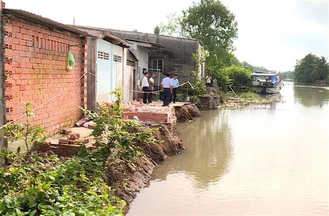 Vĩnh Long: Sạt lở kè kiên cố, ba căn nhà có nguy cơ rơi xuống sông