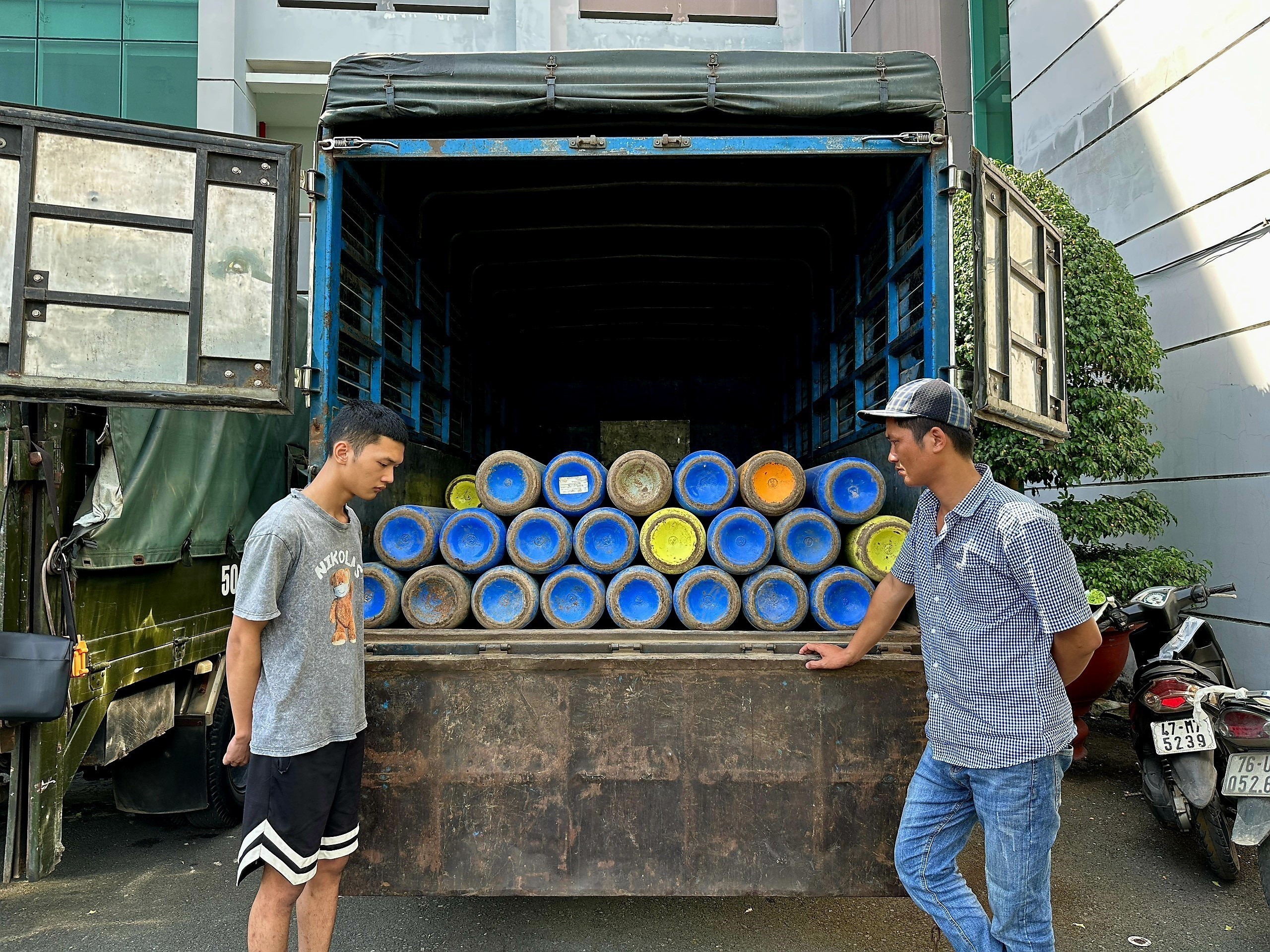 Thành phố Hồ Chí Minh: Phát hiện kho hàng chứa hàng tấn bình khí cười