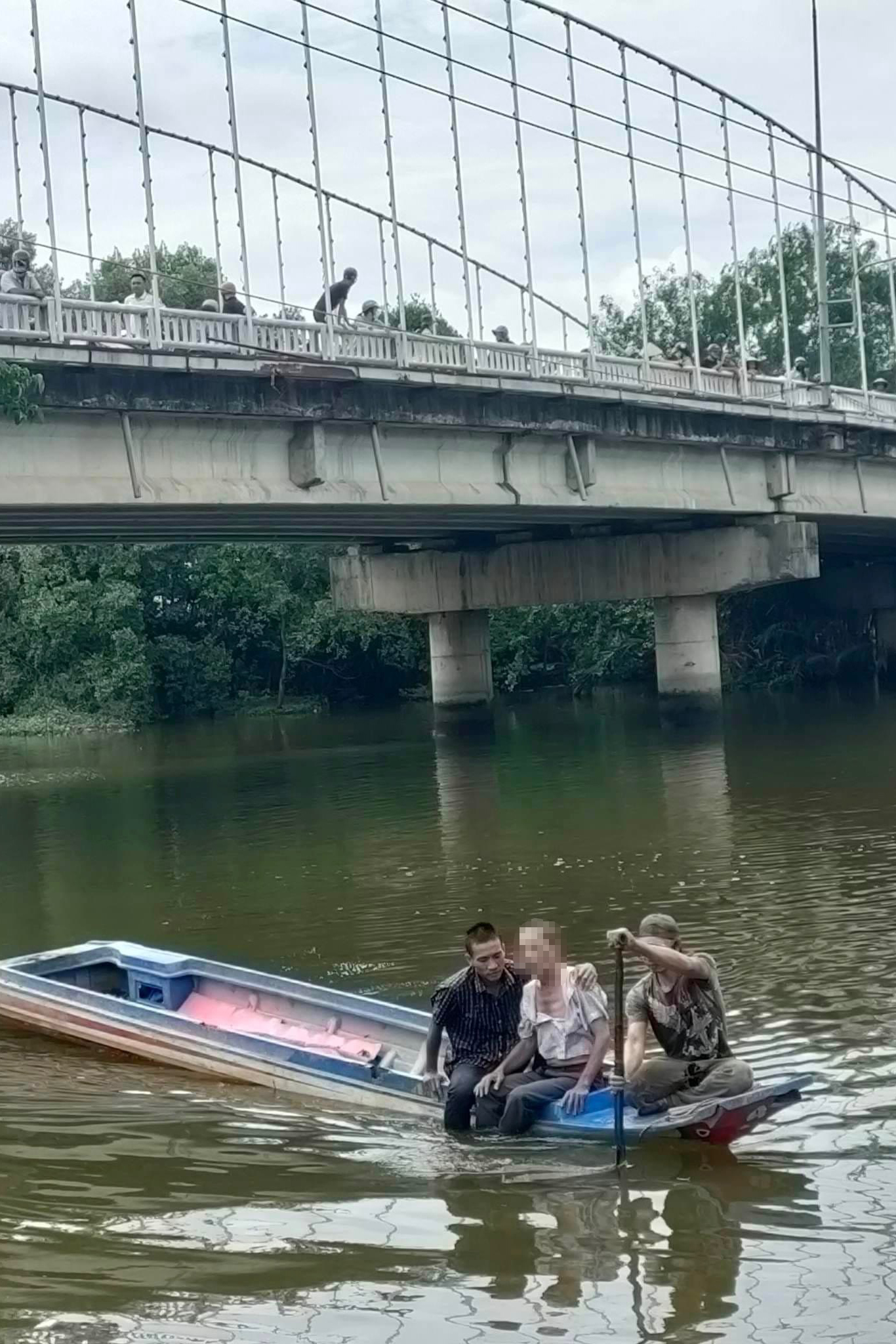 Thanh niên lao xuống sông, vừa động viên vừa bơi đưa người nhảy cầu tự tử vào bờ