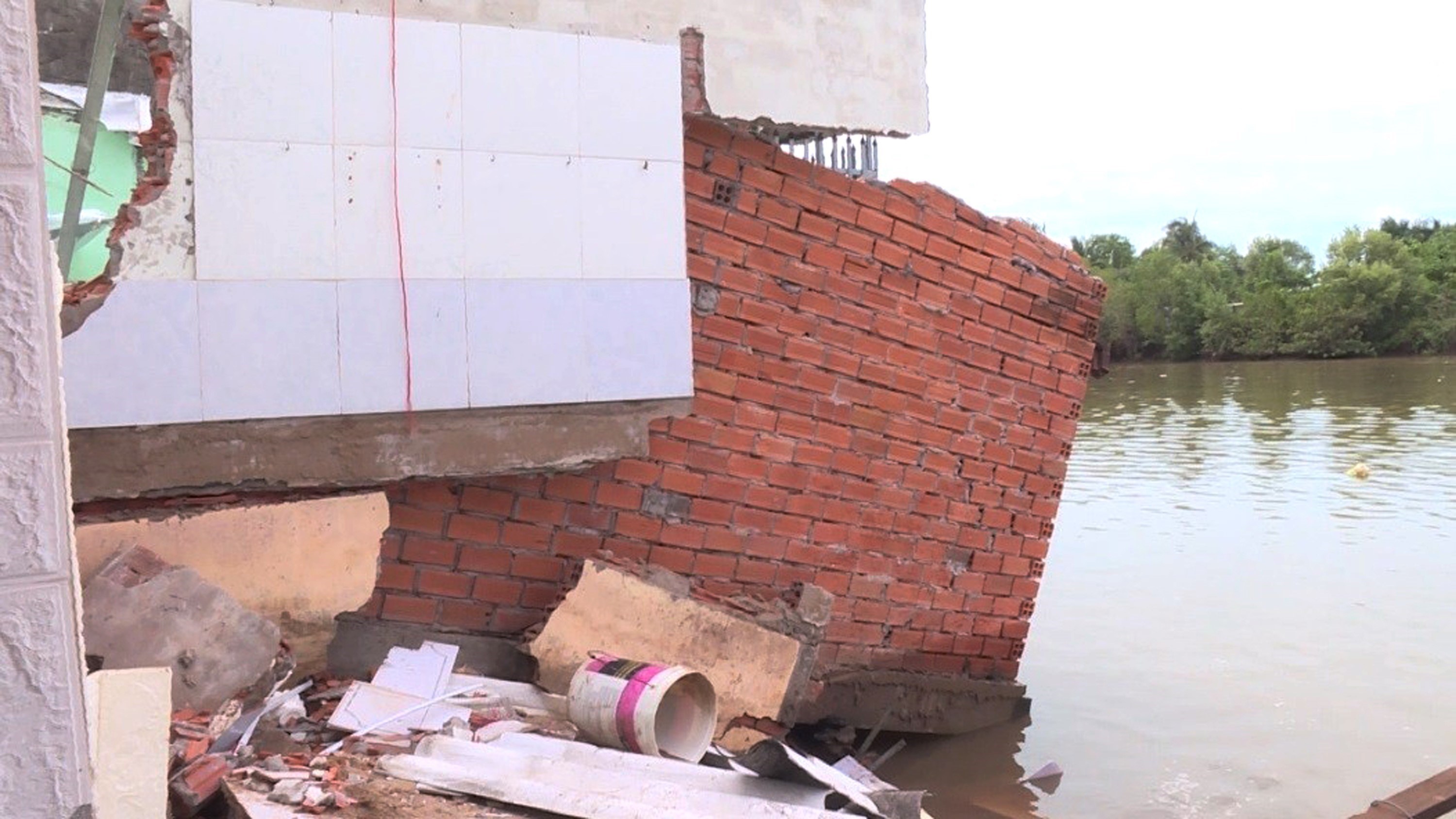 Bạc Liêu: 96 căn nhà bị sụt lún và nứt do sạt lở bờ sông nghiêm trọng