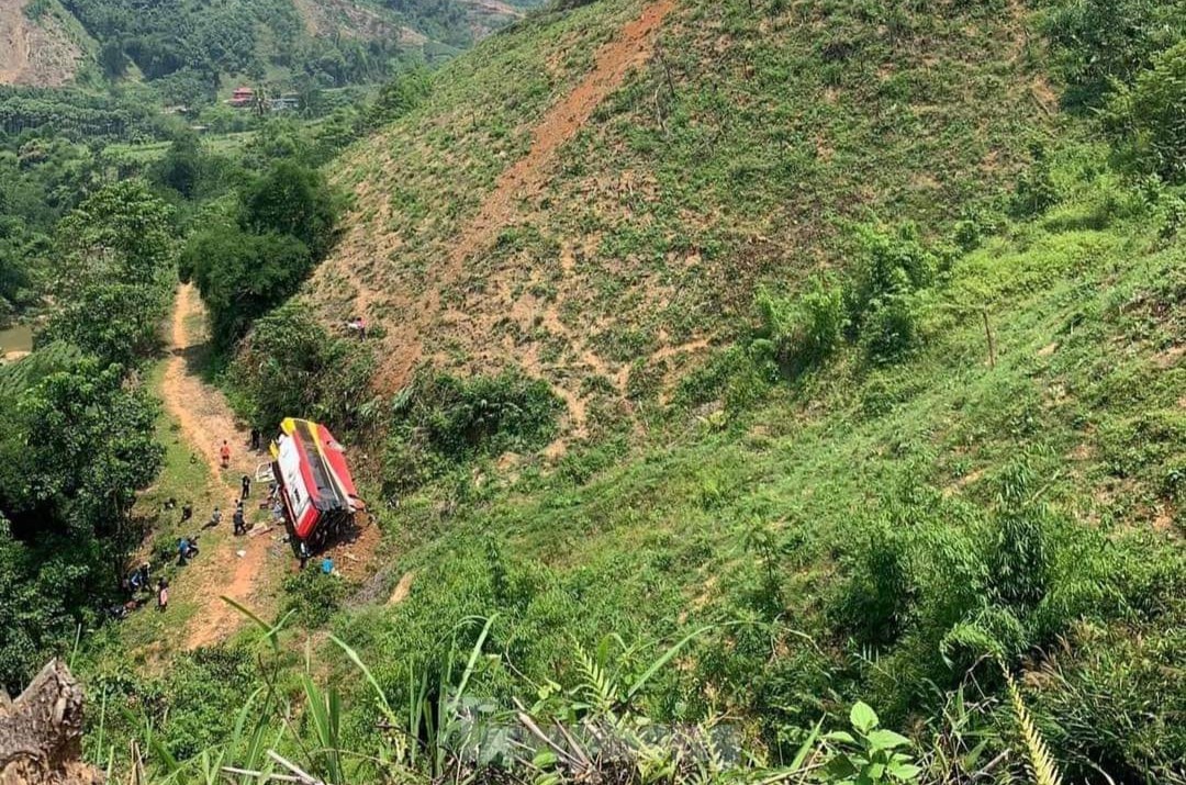 Hơn 30 người thoát nạn sau khi xe khách lao xuống vực ở Phú Thọ