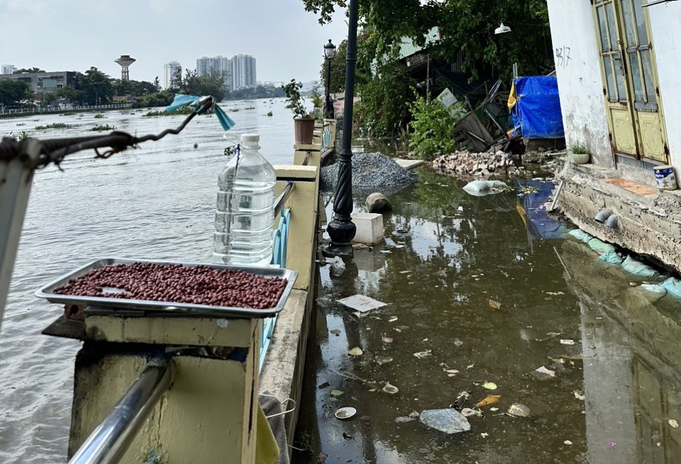 Sạt lở bờ kênh Thanh Đa khiến 13 hộ dân phải di dời khẩn cấp