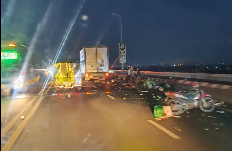 Người đi xe máy suýt chết vì cố tình đi lên cầu Thăng Long