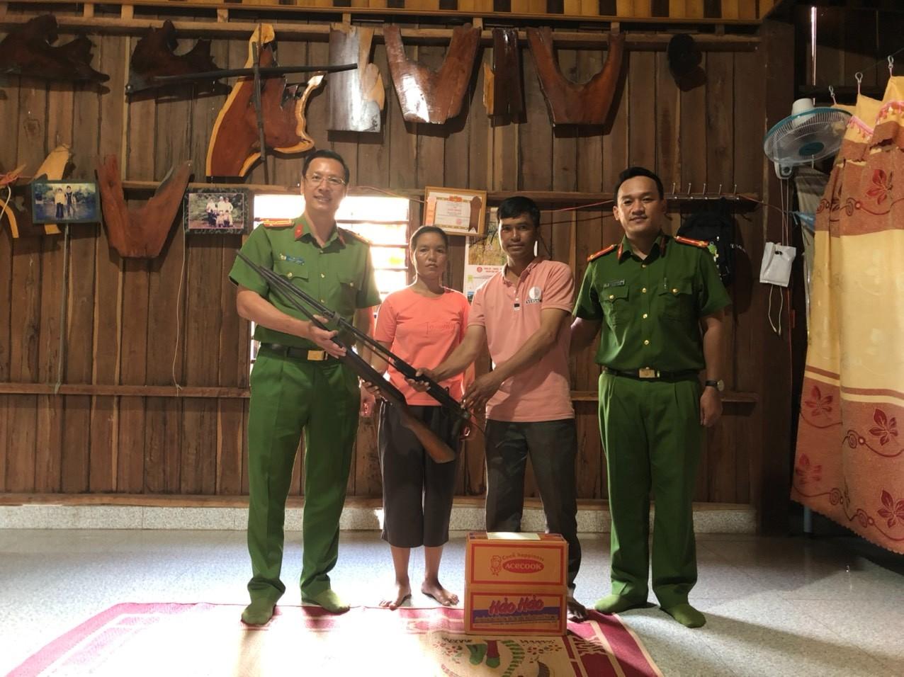 Công an Đắk Lắk vào buôn đổi gạo lấy súng, bảo đảm bình yên cho nhân dân