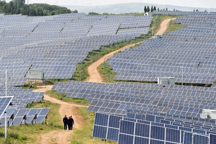 Trung Quốc 'trồng' nhà máy năng lượng mặt trời trên ruộng muối, biển và sa mạc
