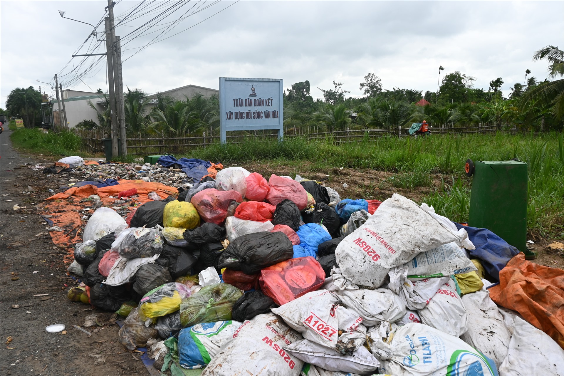 Rác sinh hoạt ứ đọng vì người dân Ba Tri chặn xe vào bãi rác An Hiệp