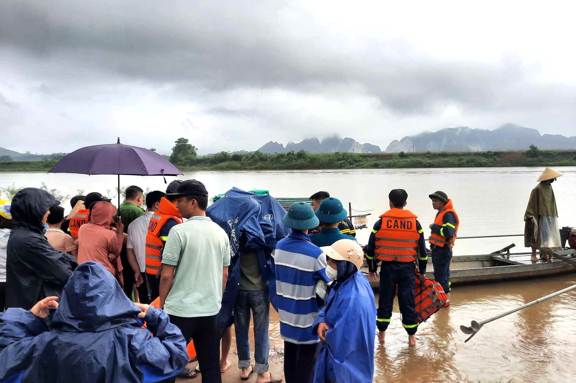 Vụ 3 học sinh mất tích: Tìm thấy thi thể một em trên sông Lam