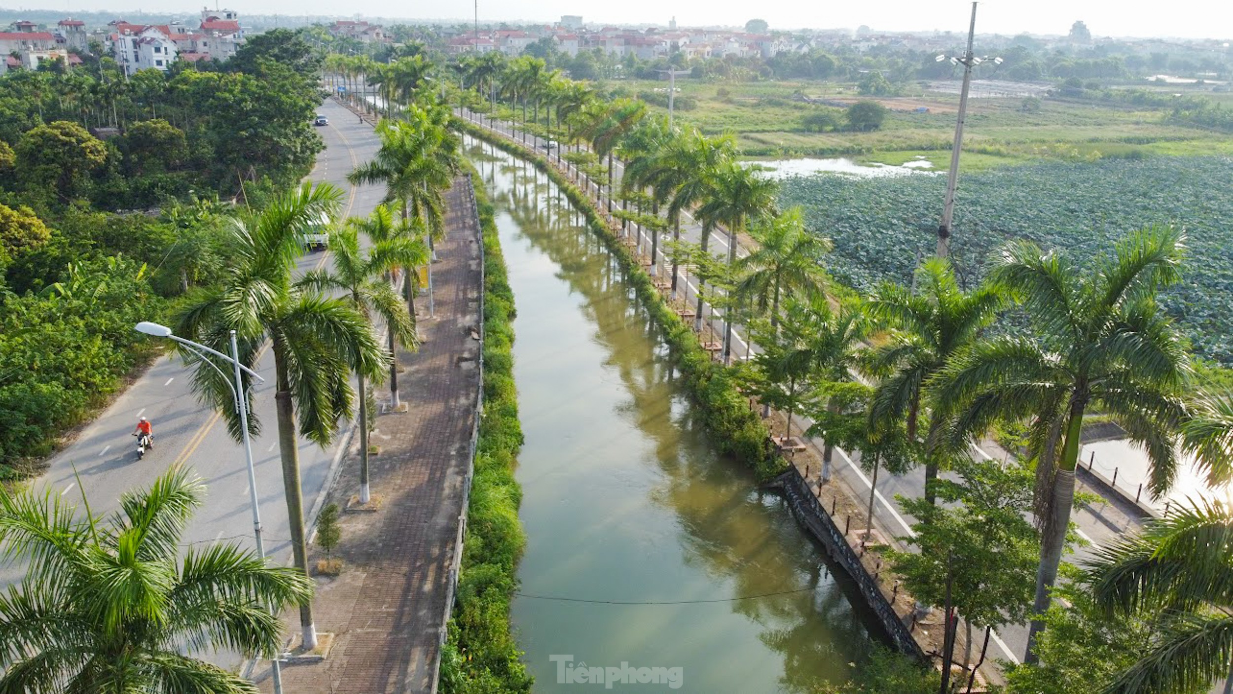 Người dân thấp thỏm đi qua đoạn kênh sạt lở, không có lan can ở ngoại thành Hà Nội