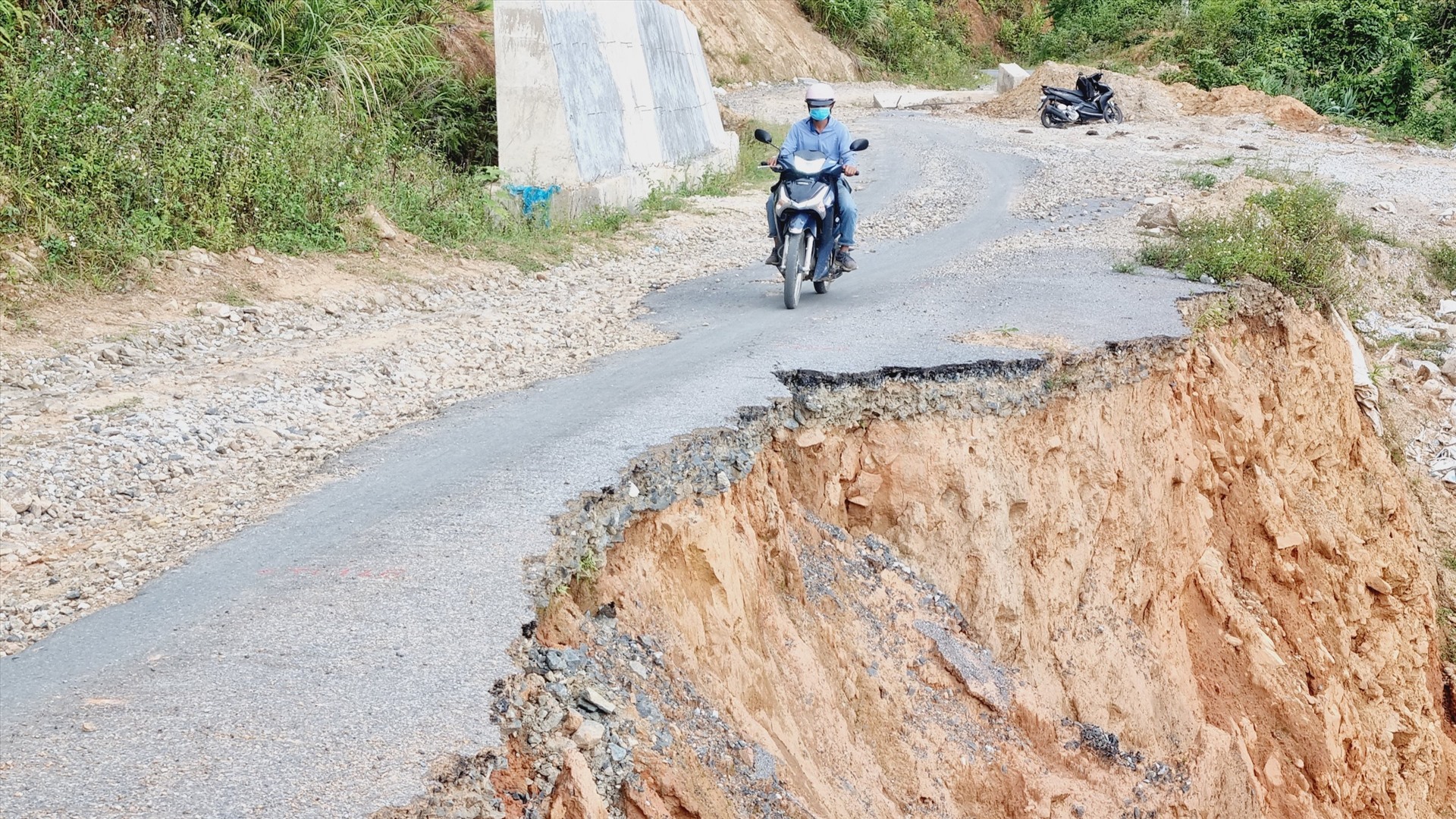 Đường sạt lở khẩn cấp tại Quảng Nam vẫn ì ạch sửa chữa