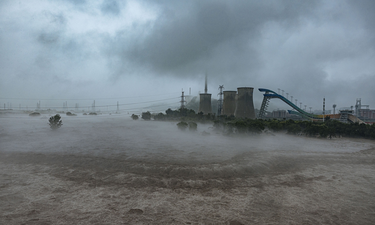Những hình ảnh ám ảnh của lũ lụt do bão Doksuri ở Trung Quốc