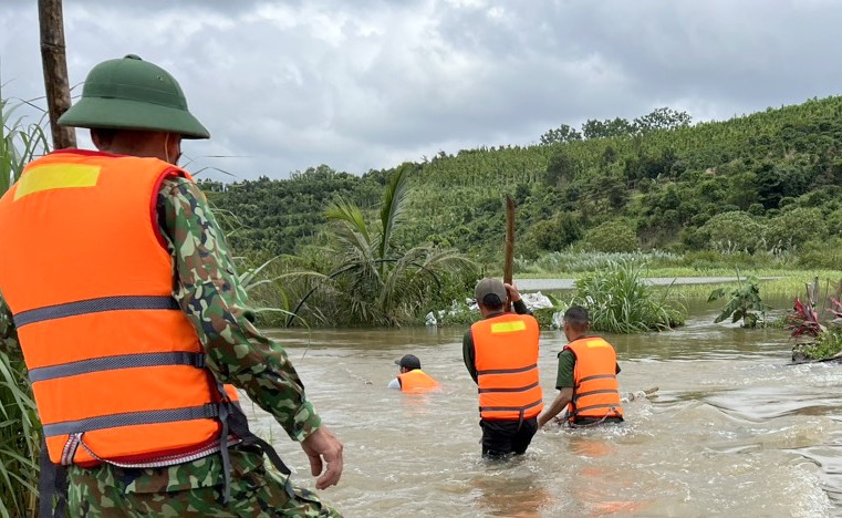Đắk Nông huy động lực lượng tìm kiếm người dân bị nước lũ cuốn trôi