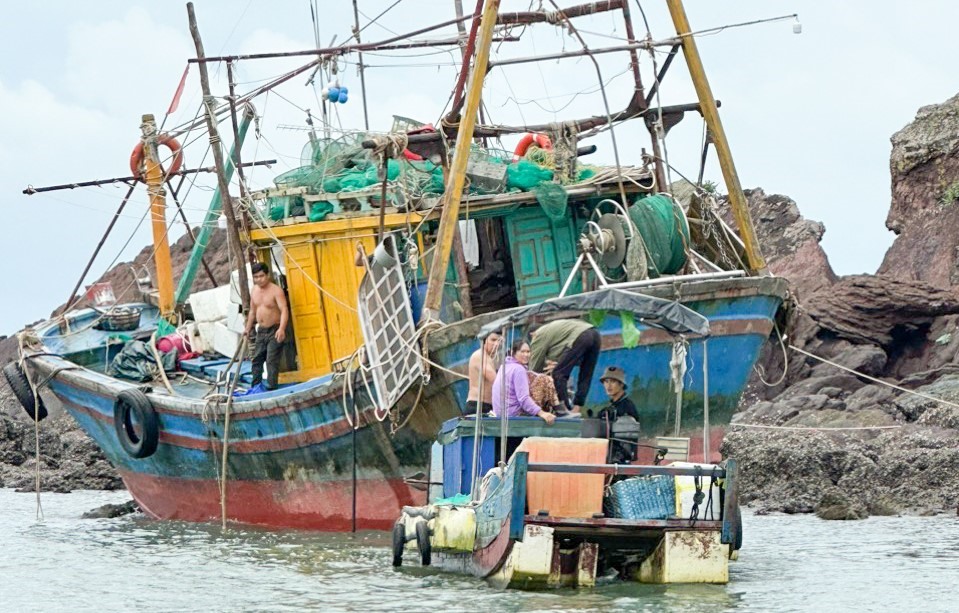 Biên phòng Quảng Ninh giải cứu 4 ngư dân trên tàu mắc cạn