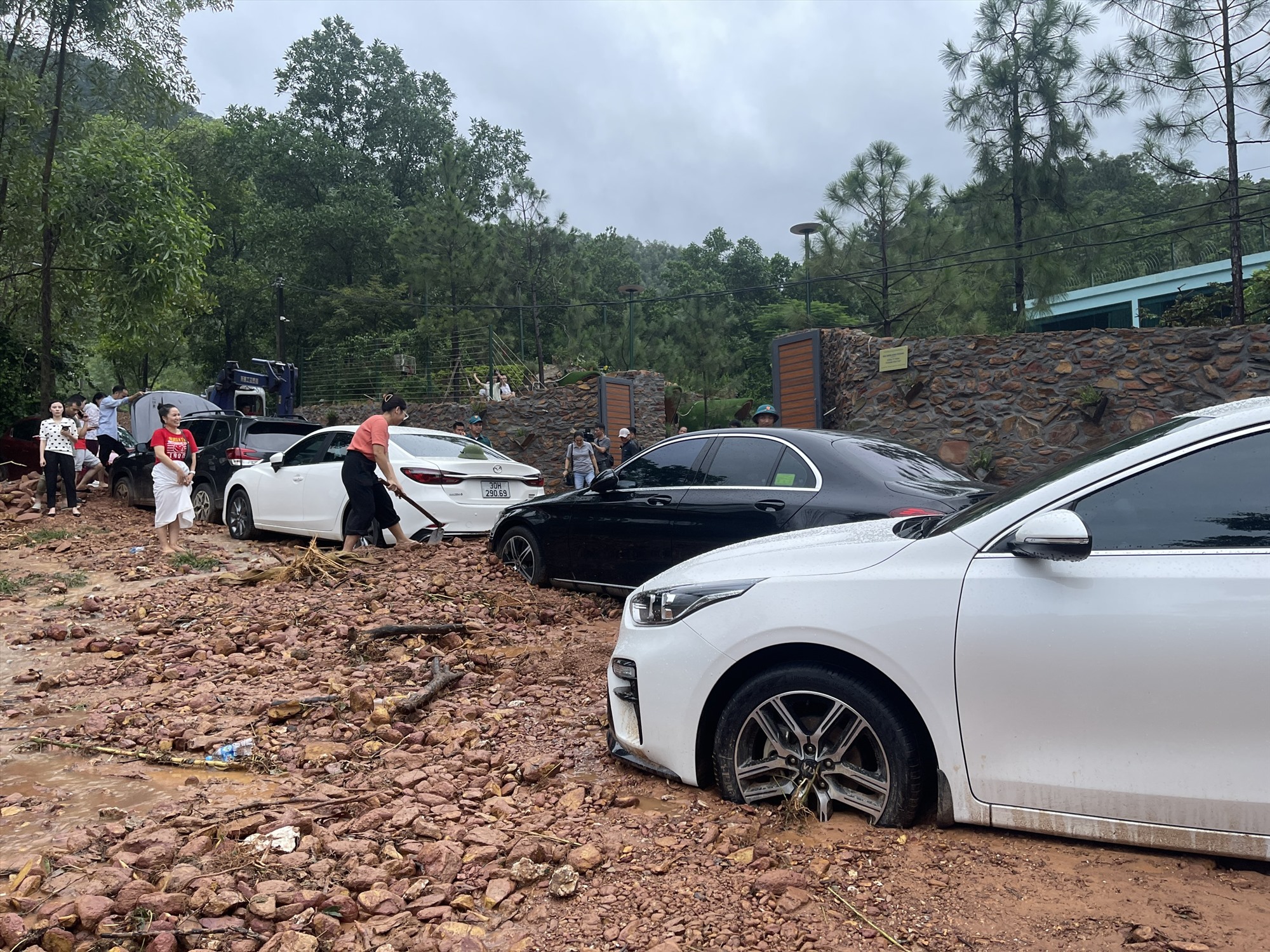 Nguyên nhân sạt lở ở Sóc Sơn khiến hàng loạt xe chìm trong bùn đất