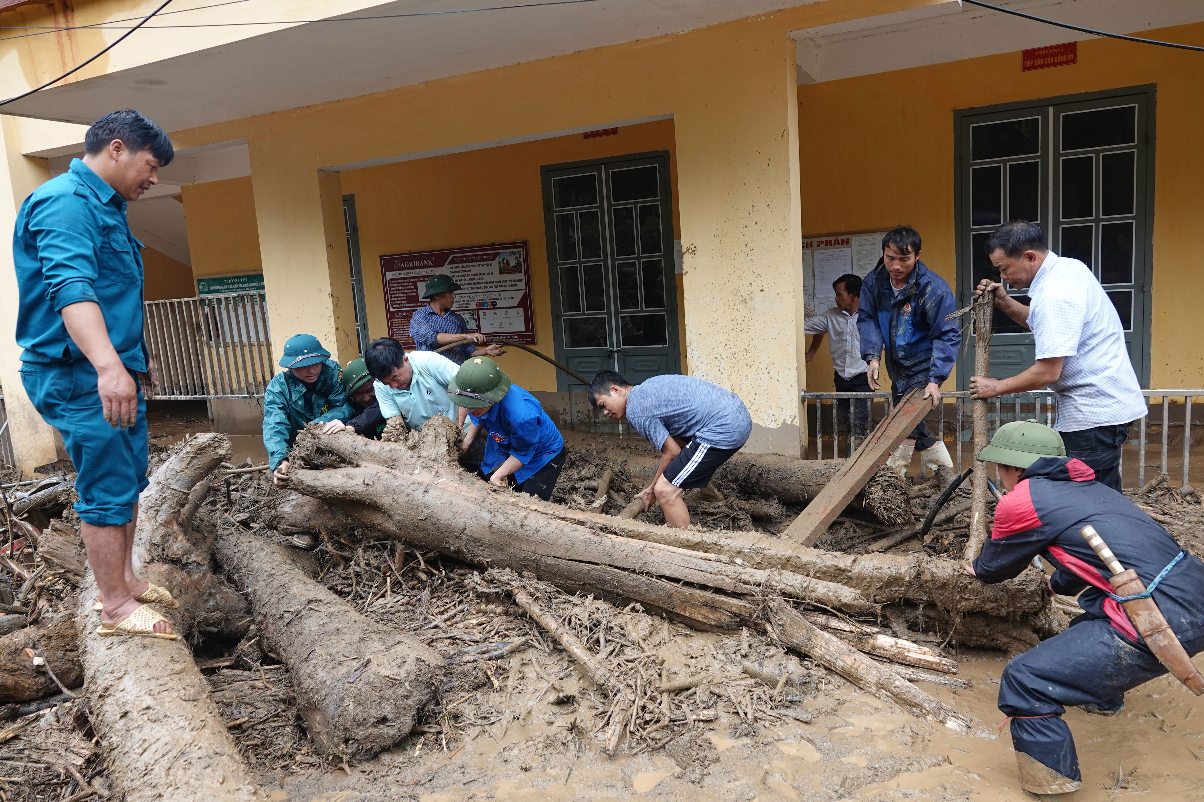 Thanh niên Yên Bái đội mưa giúp người dân ổn định sau lũ