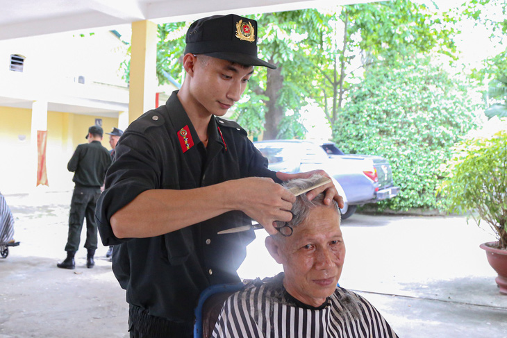 Cảnh sát cơ động trổ tài cắt tóc cho thương binh đặc biệt