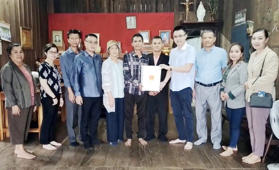 Lào: Thăm hỏi các gia đình thương binh, liệt sỹ trên địa bàn Champasak