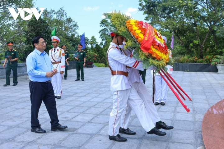 Thủ tướng Phạm Minh Chính viếng nghĩa trang liệt sĩ tại Thừa Thiên Huế và Quảng Trị