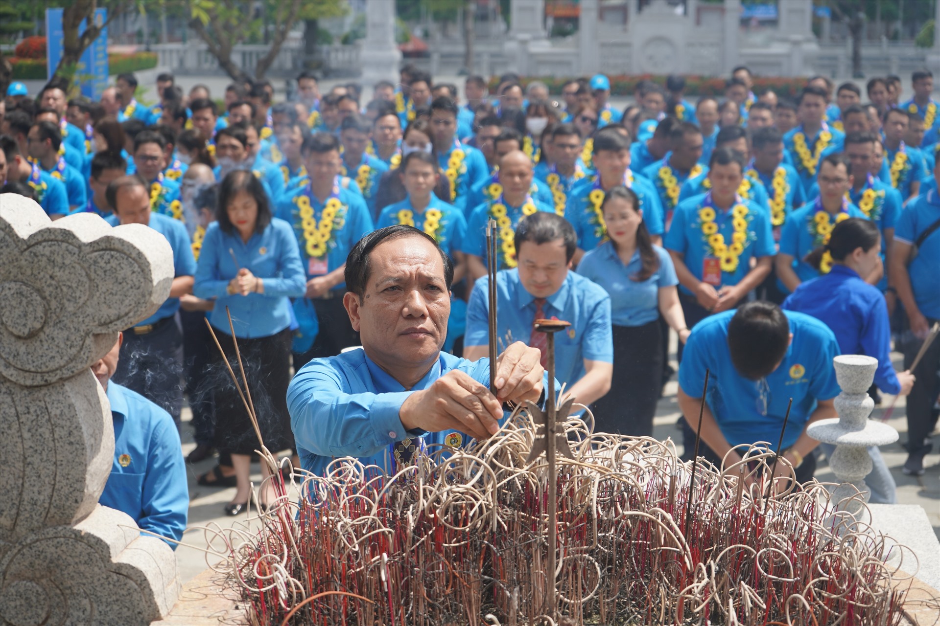 Tổng LĐLĐVN cùng 164 lao động tiêu biểu dâng hương đồng chí Nguyễn Đức Cảnh