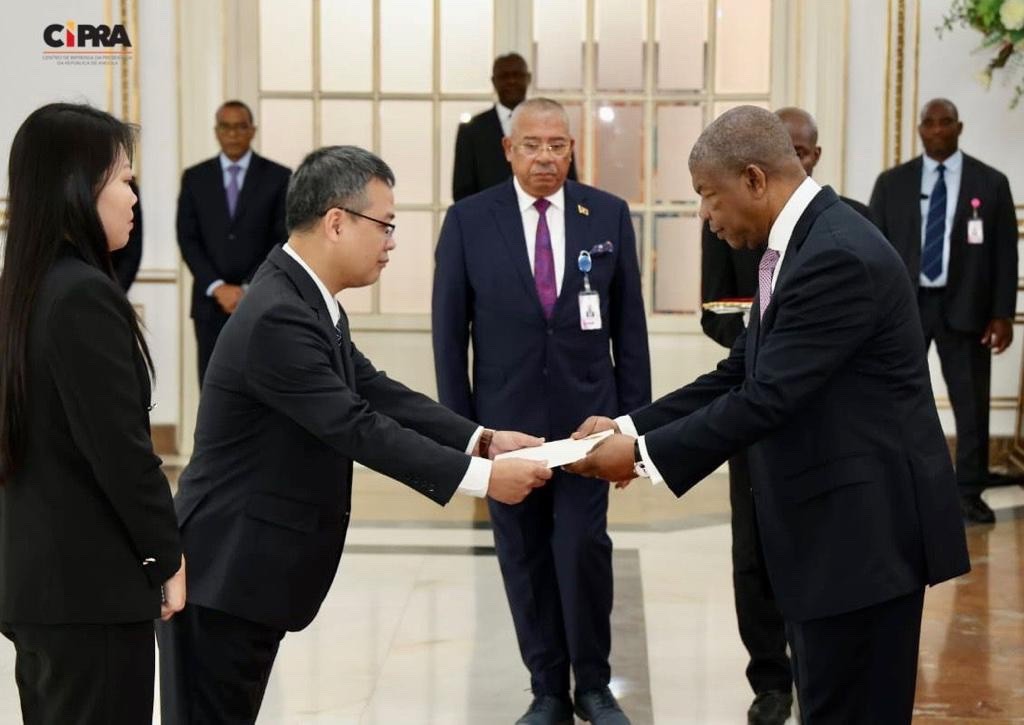 Đại sứ Dương Chính Chức trình Thư ủy nhiệm lên Tổng thống Angola