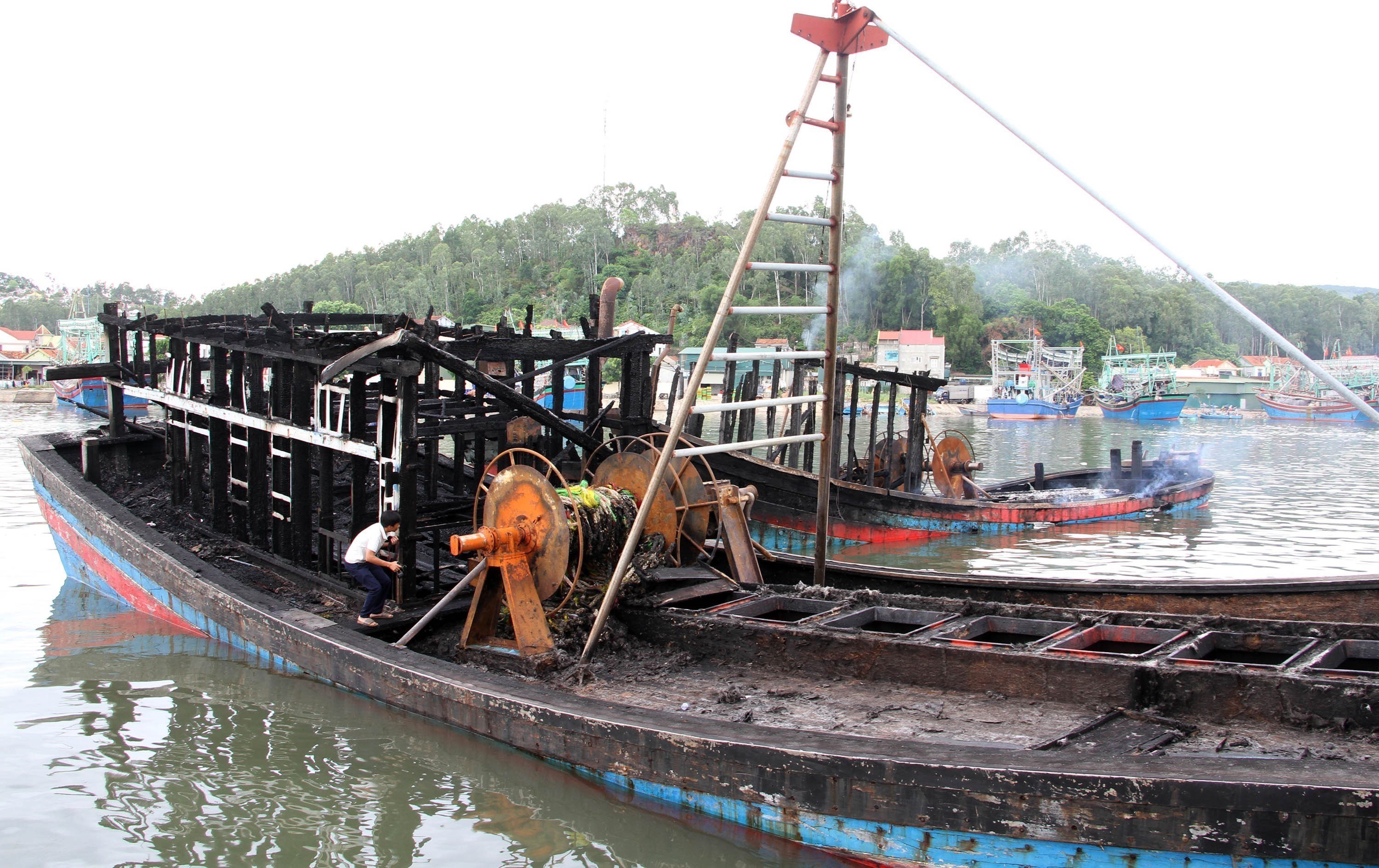 Nghệ An: Ngư dân 'trắng tay' sau hỏa hoạn ở cảng cá Lạch Quèn