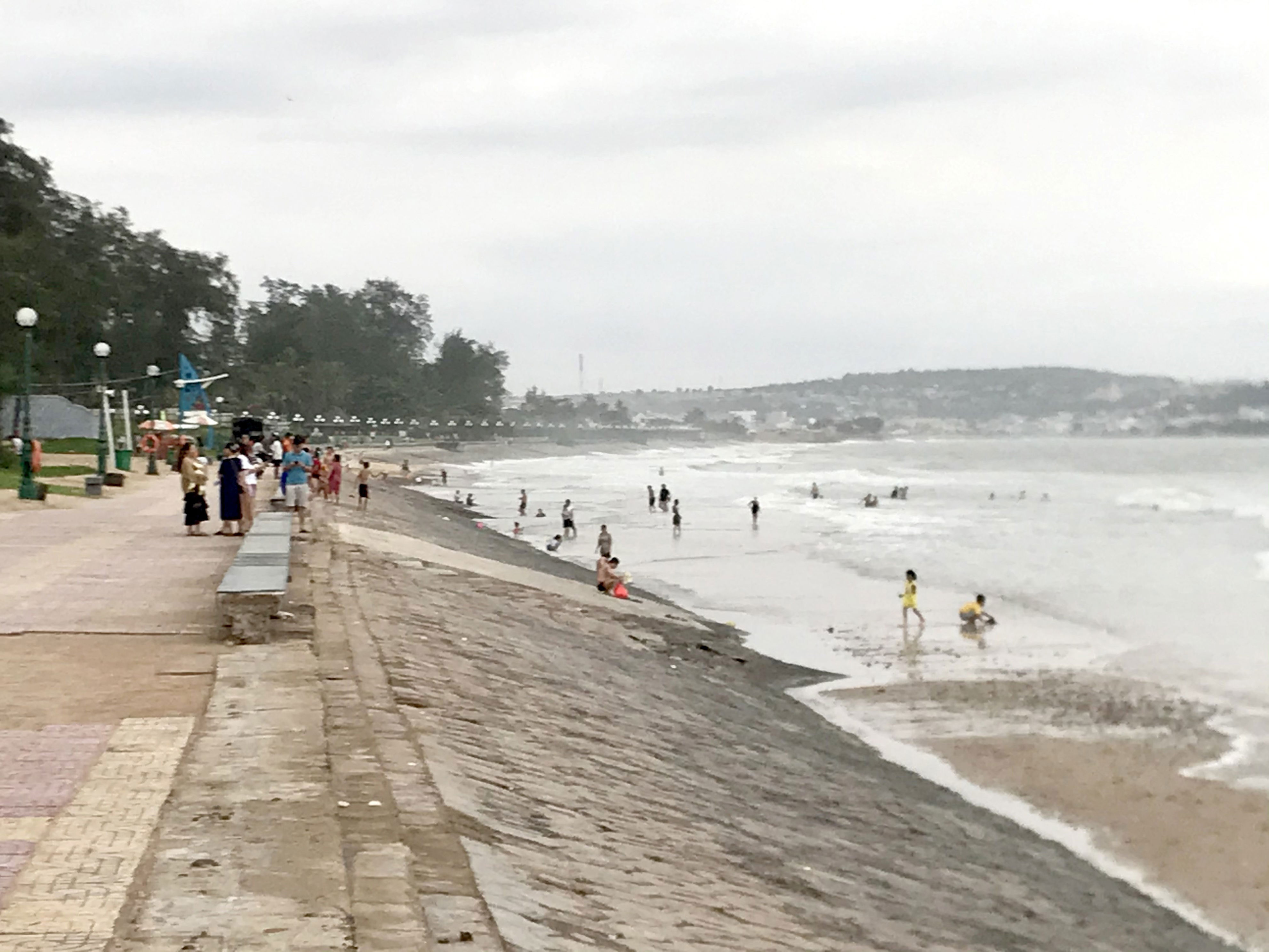 Bình Thuận: Tìm thấy thi thể nam thanh niên bị sóng biển cuốn trôi