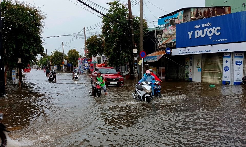 Thành phố biển ngập sâu sau mưa, người dắt bộ xe máy, người lội nước bì bõm