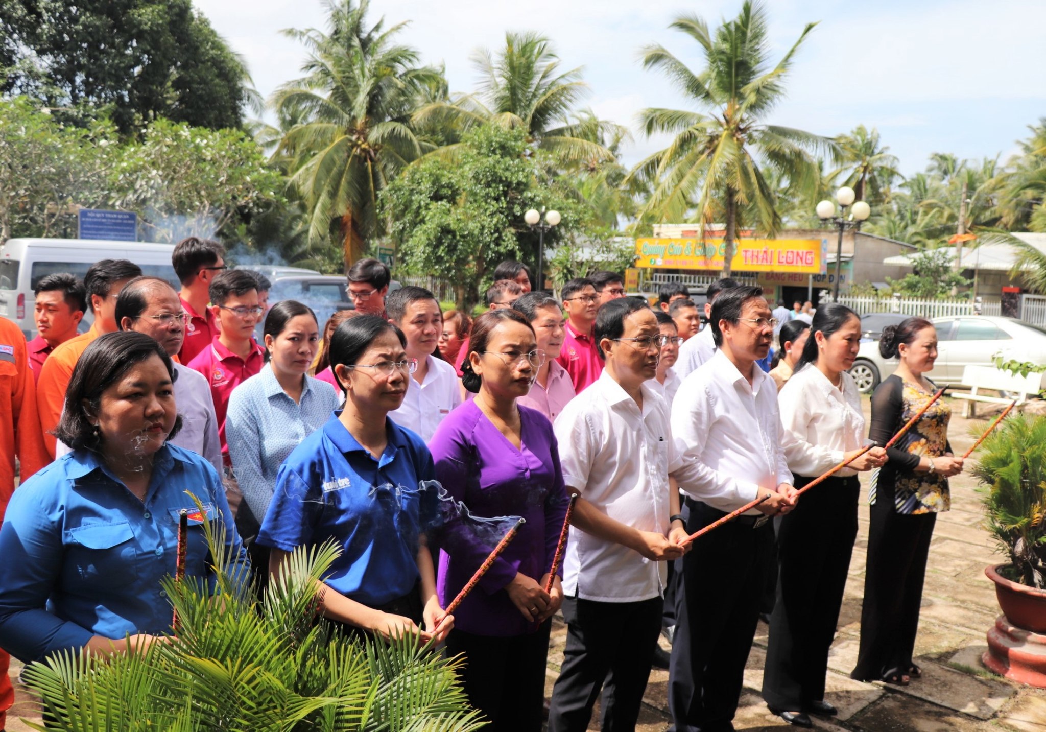 Chủ tịch TPHCM thăm Mẹ Việt Nam Anh hùng, tặng quà sinh viên tình nguyện tại Bến Tre
