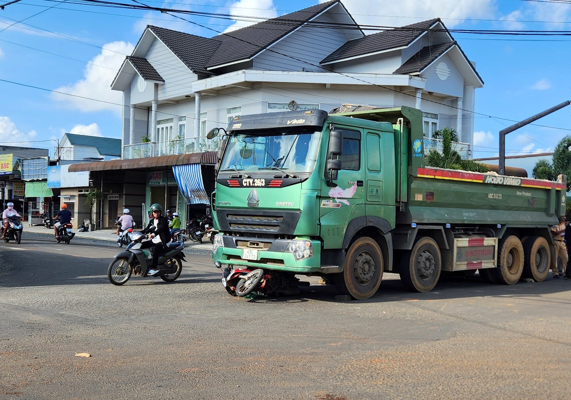 Xe máy lọt dưới gầm xe tải, 1 người phụ nữ ở Lâm Đồng tử vong