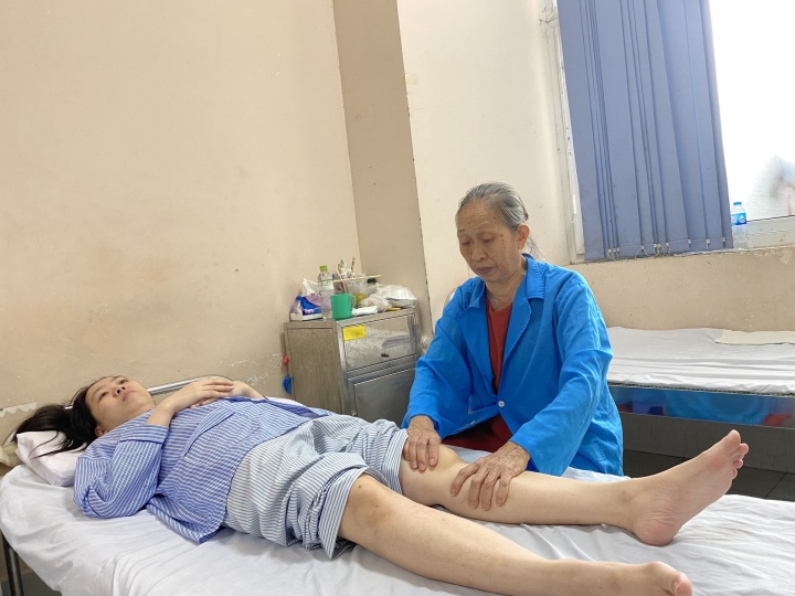 Cụ bà 75 tuổi kiệt sức nuôi con gái bị u tuỷ, tâm thần phân liệt