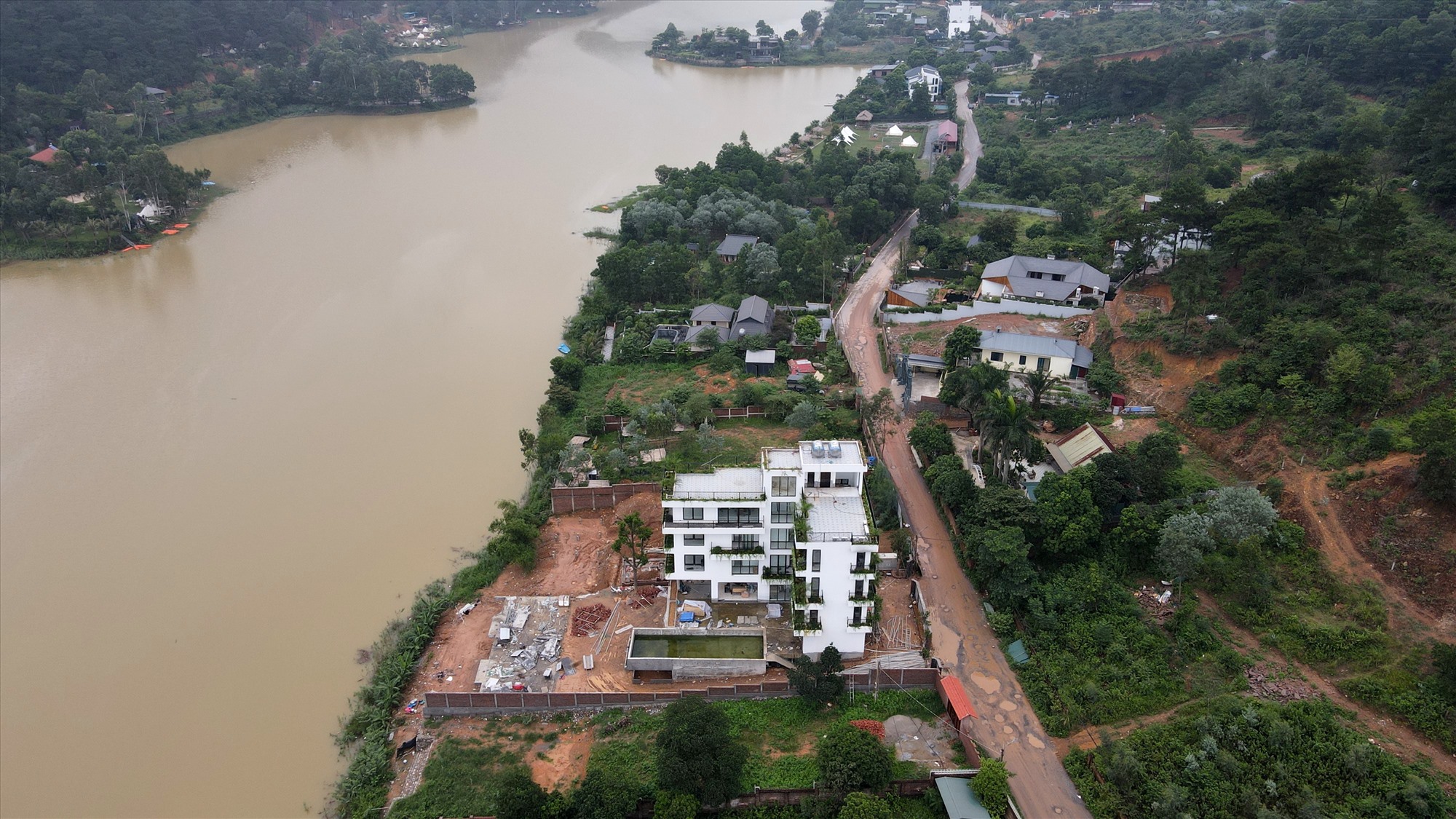 Sai phạm xây dựng tràn lan 'bức tử' hồ Đồng Đò ở Sóc Sơn