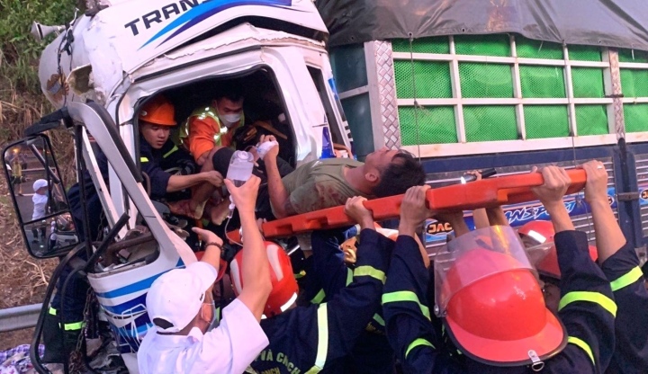 Cứu tài xế mắc kẹt trong ca bin xe tải sau tai nạn ở Đà Nẵng