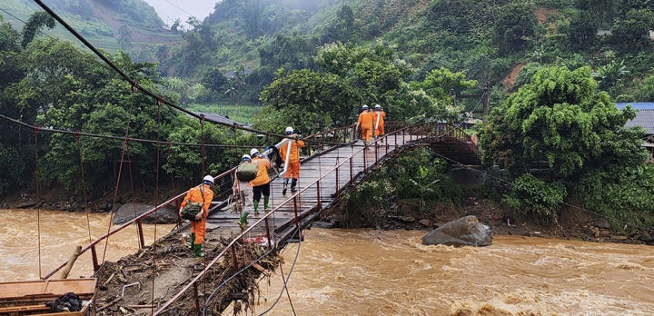 Huyện Mù Cang Chải có điện trở lại sau sự cố 3 cột điện 35 kV bị cuốn trôi