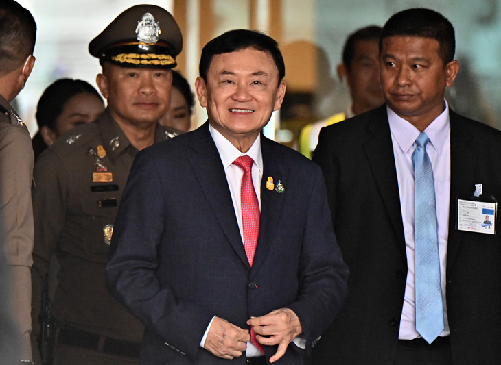 Ông Thaksin Shinawatra nhập viện trong ngày đầu tiên ở tù