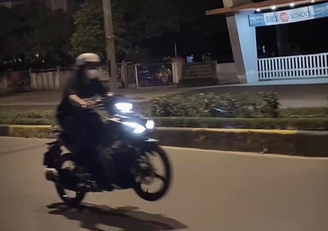 Thiếu nữ bốc đầu xe môtô trên đường phố bị công an triệu tập, xử lý
